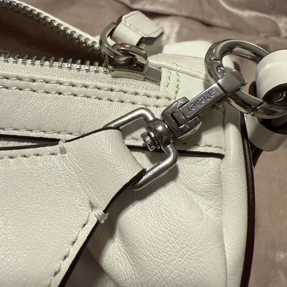 Manu Atelier Ruched Cylinder shoulder bag in white leather. - Picture 6 of 6